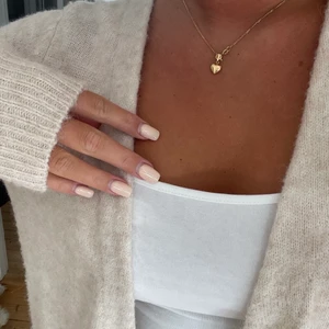 Beige kofta - Superfin nästan oanvänd längre kofta från selected  femme😍 den har knytning i midjan. Köpt för 600kr