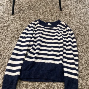 Randig tröja från vila😙 - Lite nopprig men annars bra skick!!💗