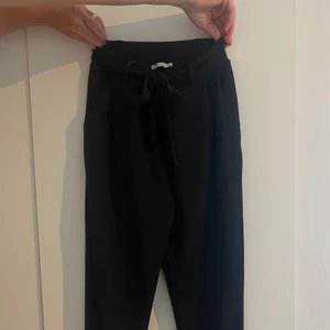 Kostymbyxor i storlek XS - Superfina kostymbyxor ifrån Nelly i storlek xs, de har ett band i midjan som man knyter, köparen står för frakten