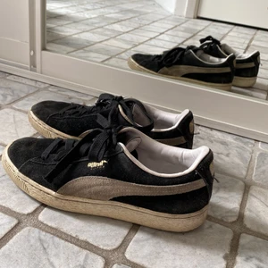 Puma Skor - Säljer mina puma sneakers som är väl använda men funkar som de ska! Går säkert att tvätta sulan så den blir vitare
