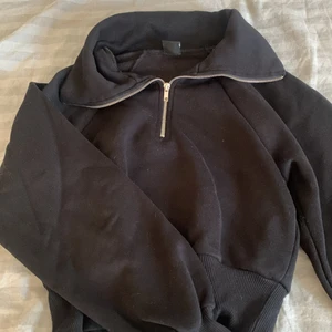 Tröja med dragkedja  - Så fin tröja perfekt till hösten, från gina storlek Xs❤️originalpris 299 men säljer mycket billigare!! Kontakta vid intresse och tryck INTE PÅ KÖP DIREKT!!!