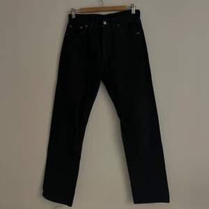 Svarta levis 501 jeans. Bra skick. Storlek 30x30. Midja 76 cm och innerbenslängd 76 cm. 