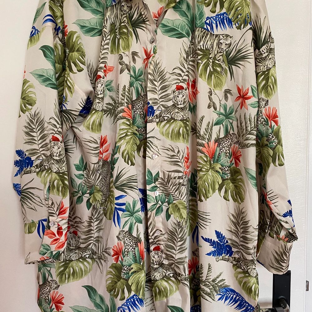 Satin blend printed blouse. Long sleeved. Excellent condition. Length is quite long so can be worn as a tunic. Square symbol on label indicates true to size.. Blusar.