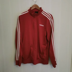 Adidas Tracktopp tröja - Adidas Tracktopp storlek L men passar även till M har använt den max 5 gånger ordinarie pris 600 säljer den för 300 pris kan diskuteras 