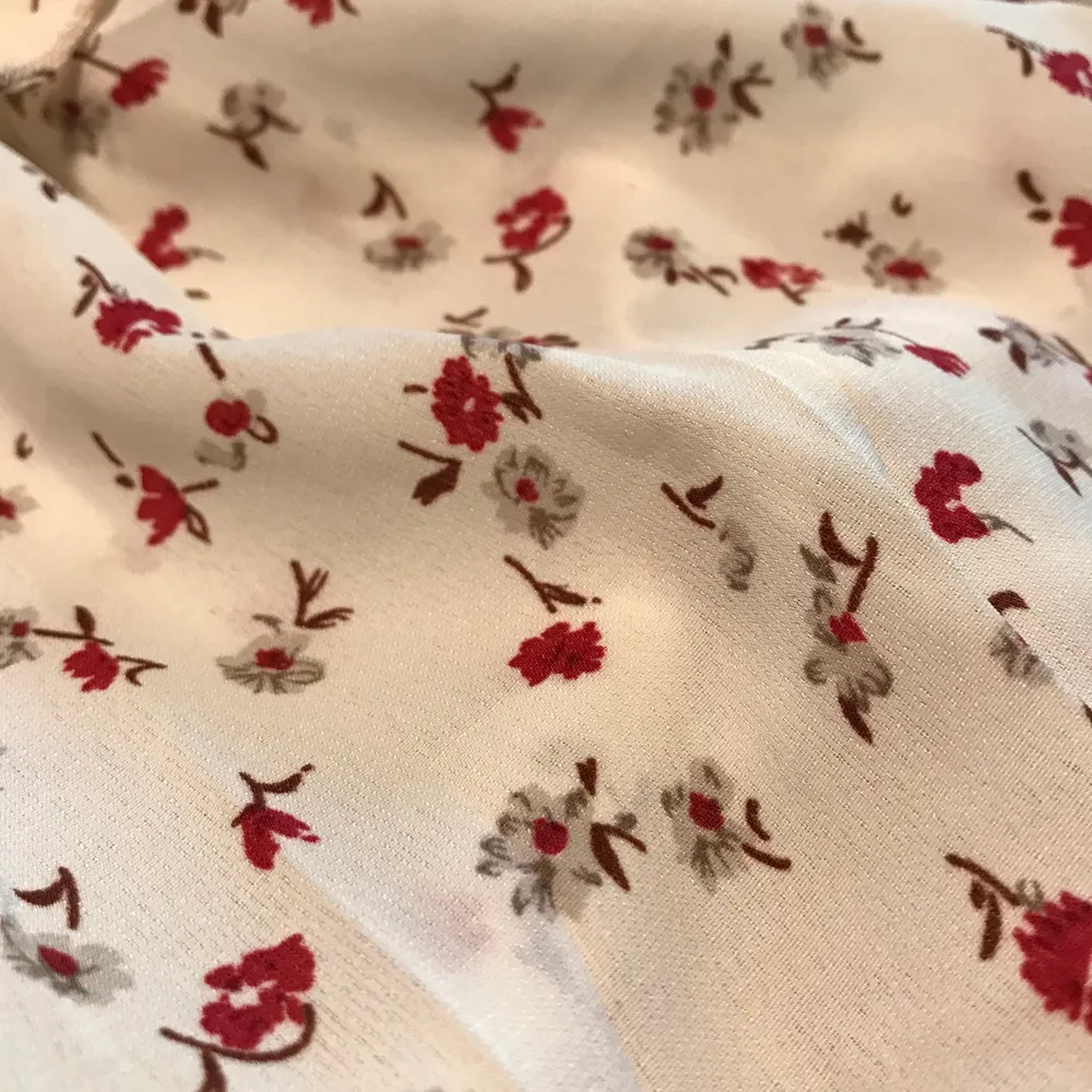 Flowy mini skirt med små röda & bruna blommor, perfekt till sommar eller höst. Kan mötas i Stockholm innerstad eller så står köparen för frakt. Kjolar.