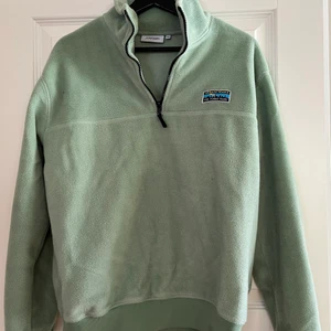 Grön fleecetröja  - Denna tröja är köpt på junkyard men kommer tyvärr inte till användning. Köpt för 499