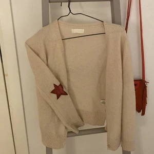 Zadig & Voltaire kofta  - Säljer en Zadig kofta som jag tror är i kashmir i storlek xs💗 som ni ser på bilden är ena stjärnan lite skadad men inget man tänker på❤️ kan mötas upp i Sthlm eller frakta men frakt ingår inte 💕