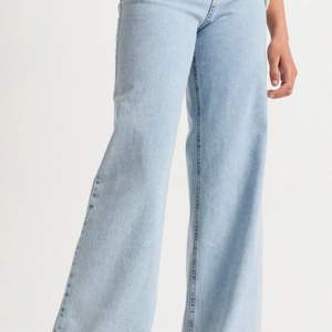 VIOLA extra vida high waist jeans från Lindex. Köptes för ungefär en månad sen, använda ish 3 gånger 💗 De köptes för 349kr. Köparen står för frakt men jag kan även mötas upp 💗 priset kan diskuteras. 