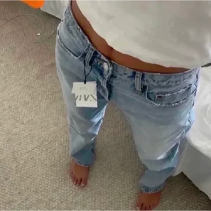 Zara midrise jeans  - Säjer mina jätte snygga midrise jeans från zara i den ljusblåa tvätten, storlek 38 men sitter perfekt på mig som vanligtvis har 36. Jätte fint skick använda fåtal gånger. Skriv för flera bilder🤍🤍 TRYCK EJ PÅ KÖP DIREKT!