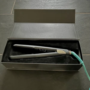 Lyko Professional plattång - Säljer en Lyko professional hair straightener då den inte används längre🤍 599kr nypris, knappt använd!! Köparen står för frakten (66kr)