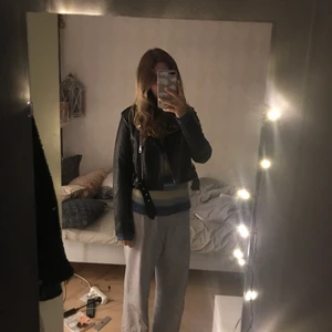 Skinnjacka - Skinnjacka liknande den från zara fast denna är från Bershka. Nästintill aldrig använd så väldigt fint skick. Säljs heller inte längre på hemsidan. Storleken är S, skulle säga att den passar både S och Xs.