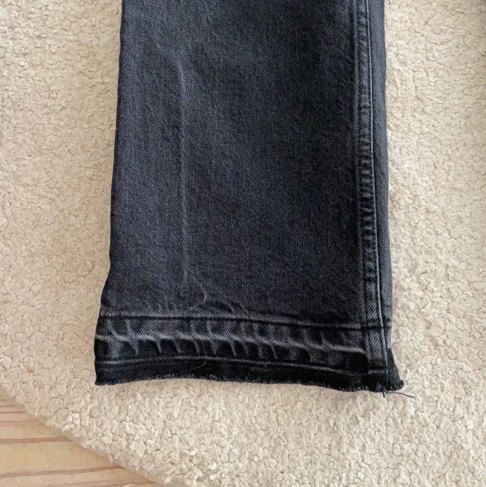 Gråa/svarta jeans från Asos tall. Dom är i en rak modell och är långa i benen på mig som är 165 cm lång. . Jeans & Byxor.