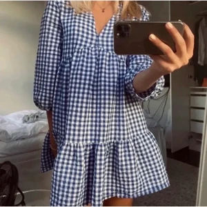 Rutig klänning Zara - Eftertraktad rutig klänning från zara!💙Säljer endas för bra bud! Skriv endast om du vill köpa