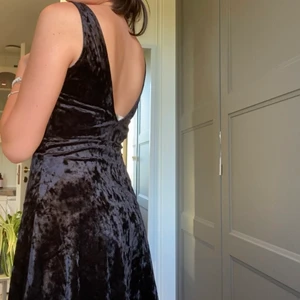 Klänning strl S - Svart klänning i sammet med djup rygg. Den är aldrig använd så superbra skick o den ger en superfin siluett. 