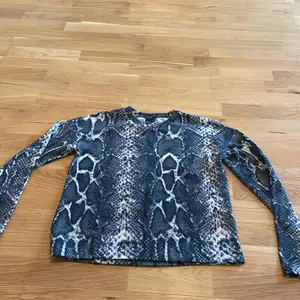 En ormmönstrad tröja från Gina tricot. Storlek: Xs
