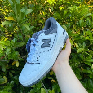 New balance 550 - New balance 550  - nya 10/10  - storlek 42  - pris 1299kr exklusive frakt 🚚  OBS replacment låda, alltså orginal låda finns inte. 