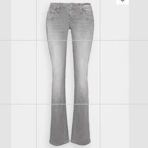 Populära low waist jeans från zalando. Säljer på grund av att jag redan har några liknande. Aldrig använda! 
