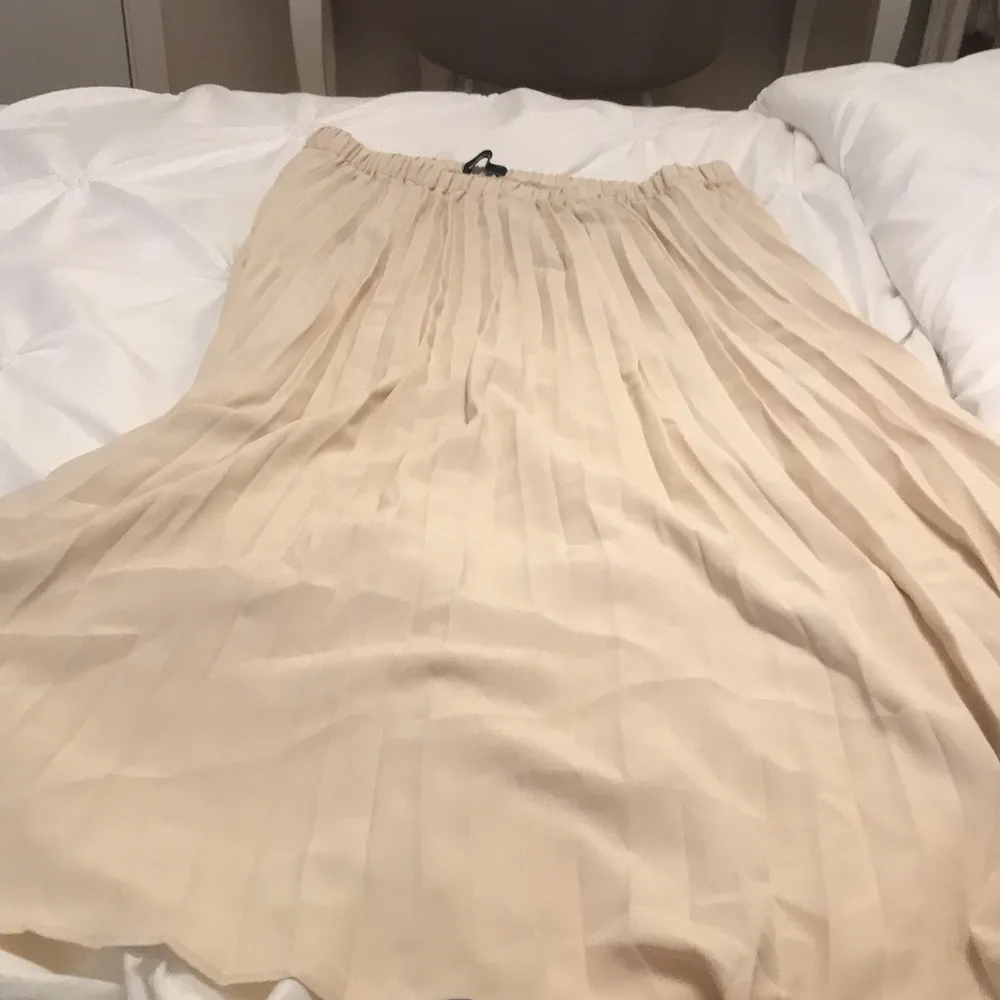 Säljer denna medellånga kjolen från gina i strl 38! Aldrig använt ute eller hemma så den kommer som ny!. Kjolar.