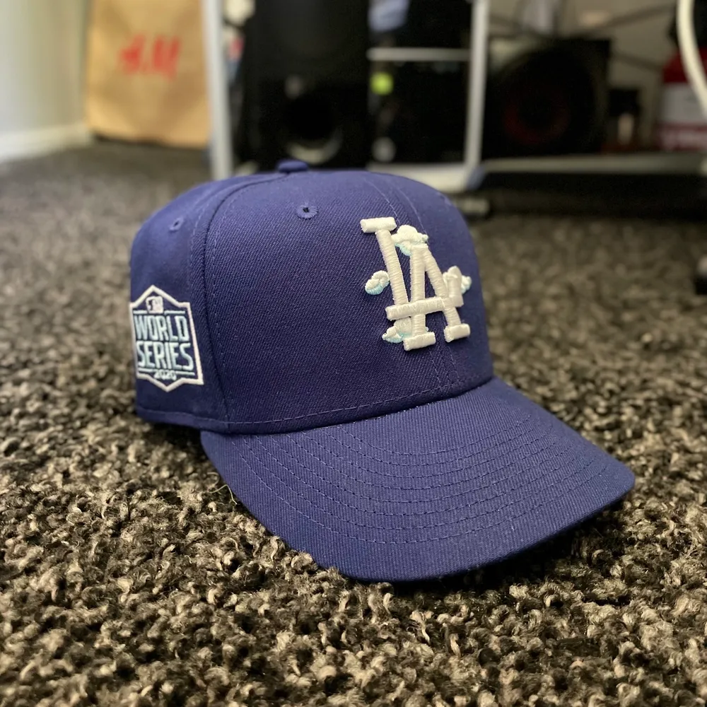 Inköpt denna vecka men storleken var lite för liten. Har tagit av stickersen och böjt skärmen lite lätt så kan ej skicka tillbaks! Size 7 1/4 (57.7cm)  (LA Dodgers Comic Cloud Dark Blue 59FIFTY Fitted Cap). Accessoarer.