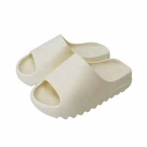yezzy slides  - säljer dessa för bara 100 kr storlek 36 och de är mer vitare i verkligheten skriv privat om du är intresserad eller nått!
