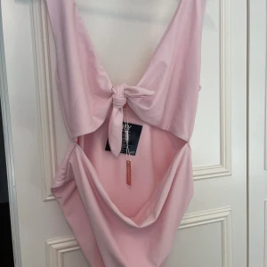 Badräckt från Nelly  - Baddräkt med öppning vid magen och knytning aldrig använd helt ny