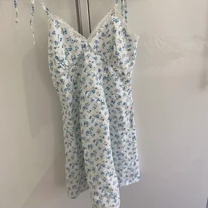 Klänning - Fin sommarklänning från Nelly som jag köpte förra året. Jag har inte använt den och lappen sitter kvar, så det finns inga slitningar. Har ni frågor så är det bara att höra av sig❤️