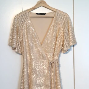 Glittrig klänning Zara - Ljusrosa/cremefärgad glittrig paljettklänning från Zara!💖 Endast använd en gång⭐️ Skriv om du är intresserad, kan skicka fler bilder!!