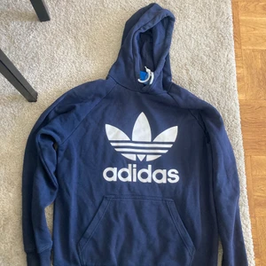 Mörkblå addidas hoodie  - Tjock mörkblå addidas hoodie storlek m frakt ingår inte