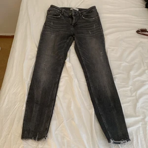 Zara jeans - Säljer mina snygga zara byxor då de tyvärr är för långa för mig som är 155. Detta är stretchiga jeans/ jeggings. Knappt använda.