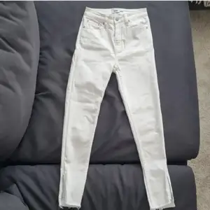 Säljer dessa vita jeans i stl XS. Dragkedja längst ner på benen. Endast använda en gång. Köparen står för frakten. 🤍