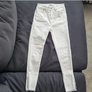 Vita jeans stl XS - Säljer dessa vita jeans i stl XS. Dragkedja längst ner på benen. Endast använda en gång. Köparen står för frakten. 🤍
