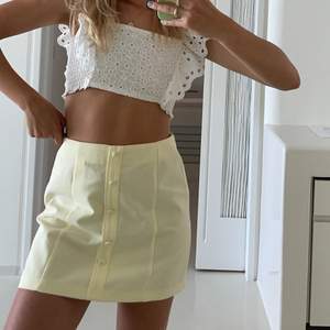 Så fin kjol i Linnè-Material. Bra kvalitet och i väldigt bra skick! Man får superbruna ben i denna fina sommarfärgen 💛