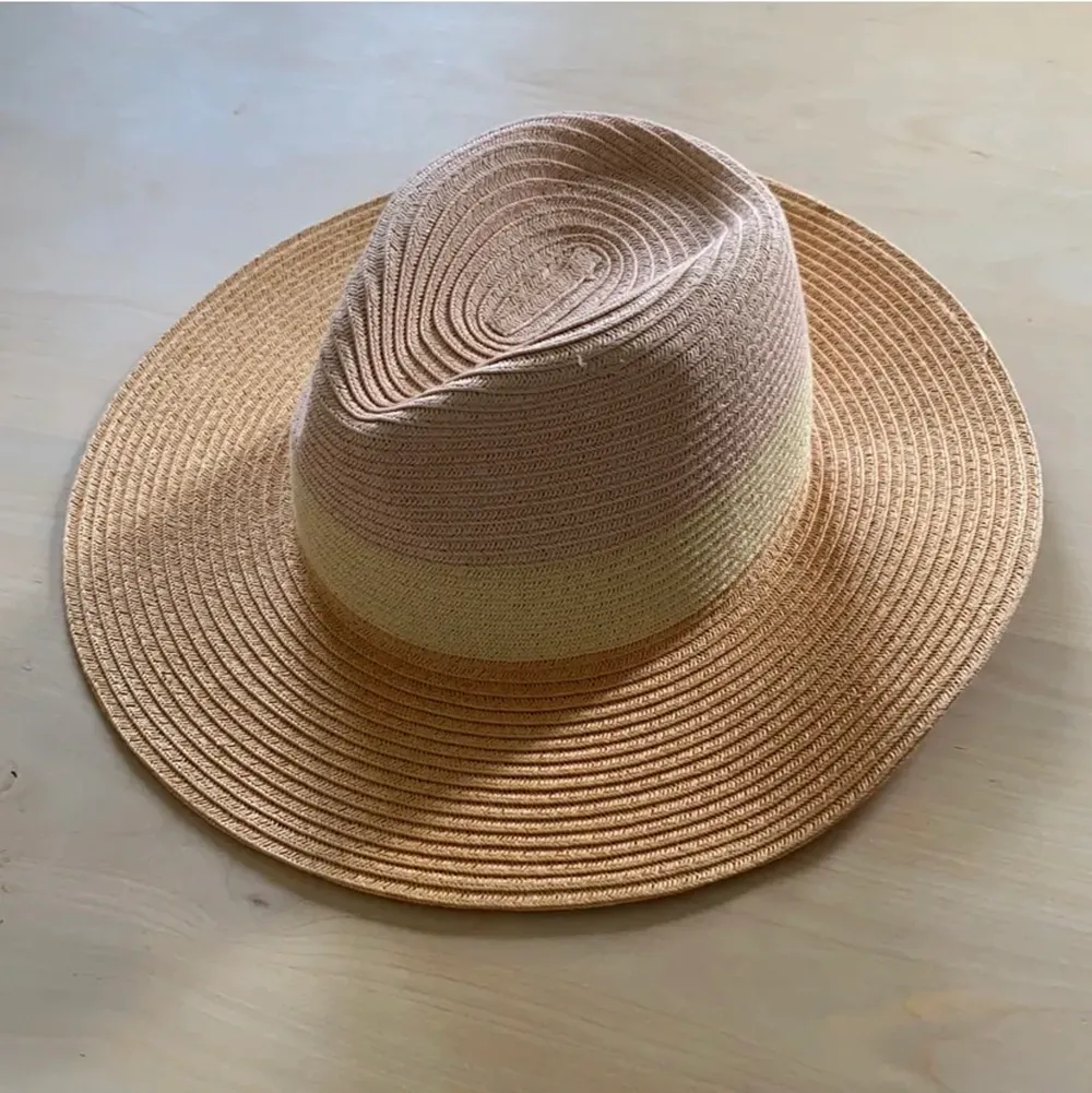 Straw hat &other stories . Accessoarer.