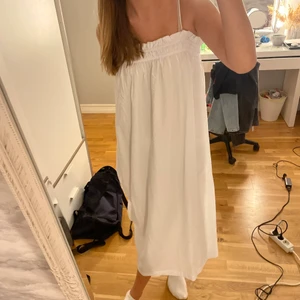 Vit långklänning  - Lång vit klänning som är oanvänd. Köpare står för frakt!