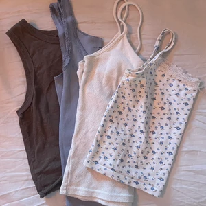 Brandy Melville Toppar - Fyra söta toppar! De tre första längst till vänster är alla från Brandy Melville, den sista vet jag tyvärr inte vart den är ifrån. Alla är i jättefint skick! Alla är i storlek xs-s 💞💞💞 (alla säljs tillsammans <3) Budgivning eftersom många är intresserade!