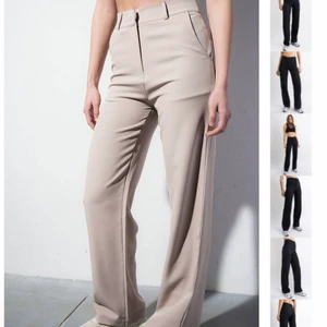 Kostymbyxor från madlady  - De populära kostymbyxorna från Madlady! Jättefina och långa på mig som är 175! Använda en gång så de är i bra skick☺️ 