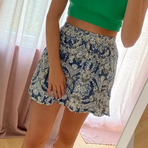 Kjol - Jättefin kjol i tunt tyg med ett coolt ”antikt” mönster!! Hör av dig vid frågor:) frakt ej inkl.