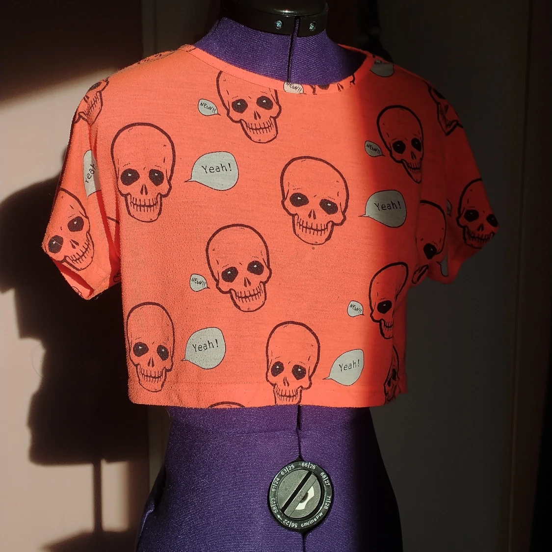 Neon tröja med dödskallar 