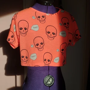 Neon tröja med dödskallar  - Hej, säljer en gammal tröja som inte har varit använd så många gånger.💕  Bra skick.