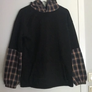 Skate hoodie med mönster - Detta är en bra skick hoodie som funkar att skejta med och den är väldigt snygg. Ganska stor small storlek