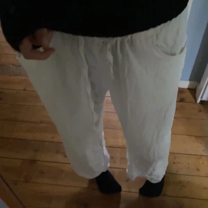 Linnebyxor!💗 - Säljer dessa skit snygga vita linne byxor🥰Säljer då jag tycker dom är lite för stora på mig. Andvända fåtal gånger och har para en jätte liten fläck som man knappast ser eller tänker på☺️ Skriv till min för fler bilder eller bild på fläcken. 110 kr+ frakt.