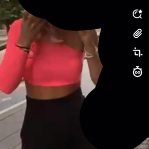 Tröja - Säljer denna coola neontröja då jag endast köpte den för att ha på en festival och nu inte kommer använda den mer❤️det är egtnlgien en body som är avklippt men det är inget man tänker på!! Bra skick