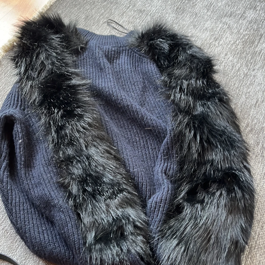 Super tuff tröja med fuskpäls 