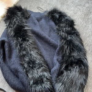 Super tuff tröja med fuskpäls  - Tuff tröja med päls. Marine blå och svart ”päls”