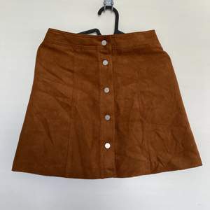 Mochabrun kjol med knappar, använd en gång, säljer för att den inte passar mig längre men älskar den 