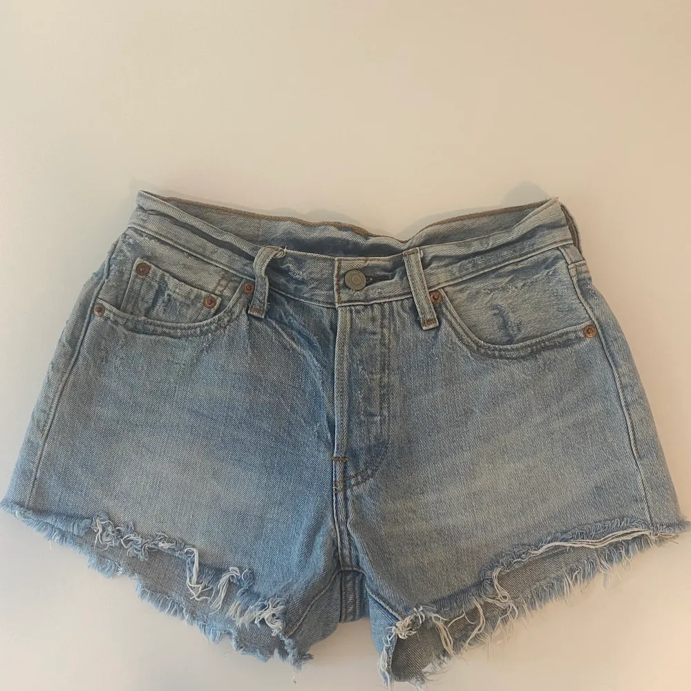 Säljer ett par fina ljusa Original Levis jeans shorts. Modell 501 och storlek 24, passar bra till någon som brukar ha XS i storlek på byxor. . Jeans & Byxor.