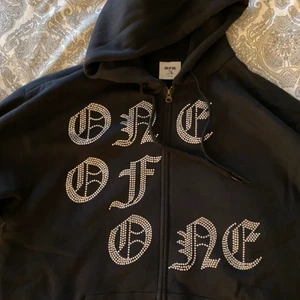 One of one hoodie - Säljer min limited edition hoodie för att den inte kommer till användning, storlek m men passar som s också😌 alla stenar på den sitter kvar och är i väldigt fint skick eftersom den bara har använts 2-3 gånger💕 Blir fler intresserade blir det budgivning