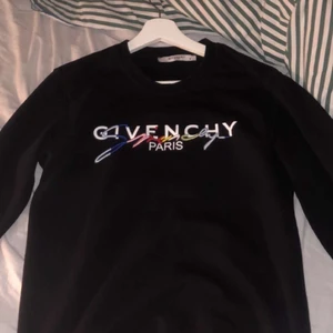 Svart Givenchy tröja med färger strl M - Denna givenchy tröja var då min killes men hjälper han att rensa sin garderob. Detta är en svart sweatshirt med färg detaljer på framsidan. Strl är M men skulle nog säga en liten M som sitter perfekt på en S.  