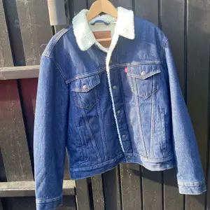 Levis jeans jacka helt ny skick, varm och bekväm för hösten o vintern. Pris: 700kr (köpte för 1400kr) 