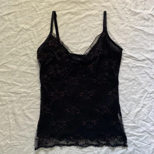 y2k spets linne - snyggt linne från vero moda med detaljer och justerbara band!! älskar. se bild 2 för tydligare bild. Köparen står för frakt. 💕